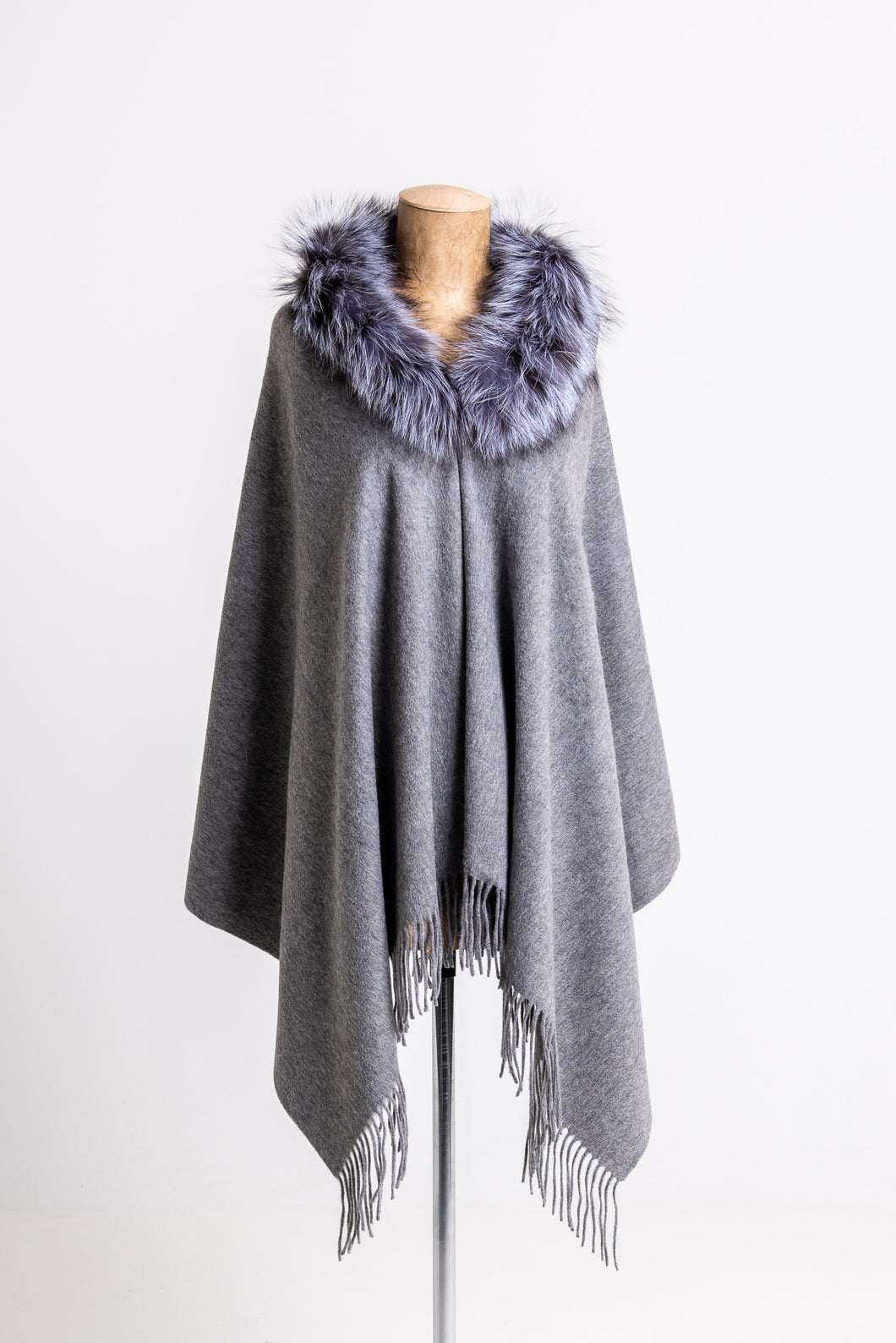 5040 Gláma shawl with silver fox collar